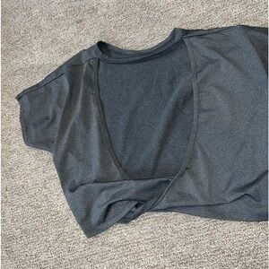 Athletic material open back cropped short sleeve shirt